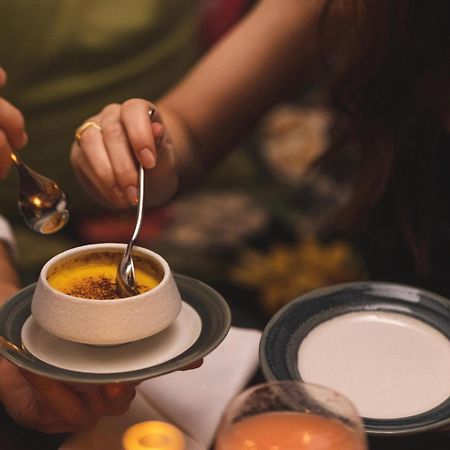 גטבורג Hotel Pigalle מראה חיצוני תמונה A woman using a spoon to eat a dessert