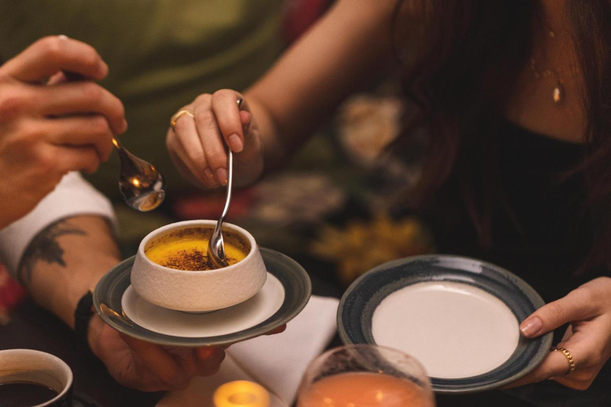 גטבורג Hotel Pigalle מראה חיצוני תמונה A woman using a spoon to eat a dessert