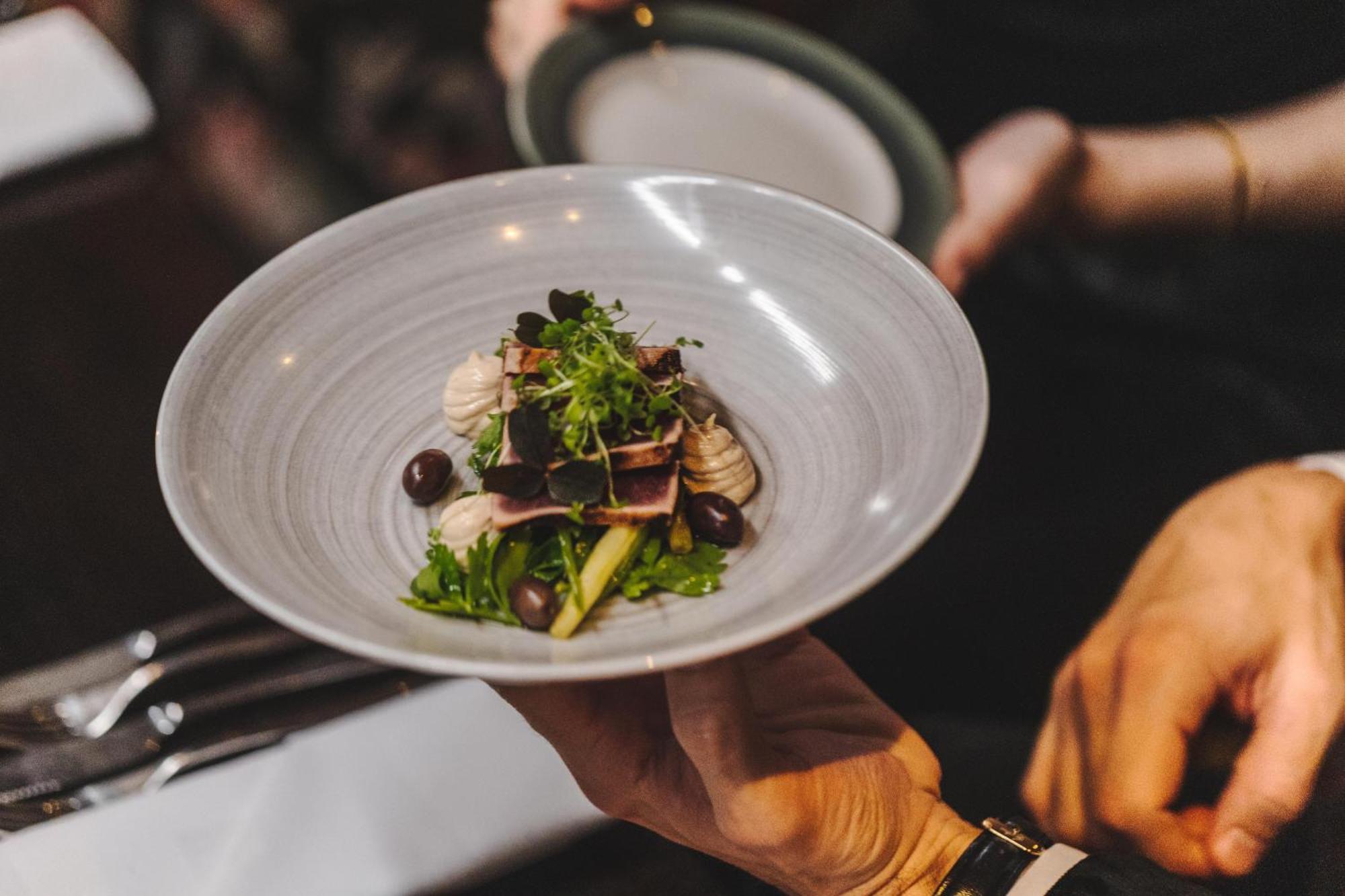 גטבורג Hotel Pigalle מראה חיצוני תמונה A server holding a plate of food