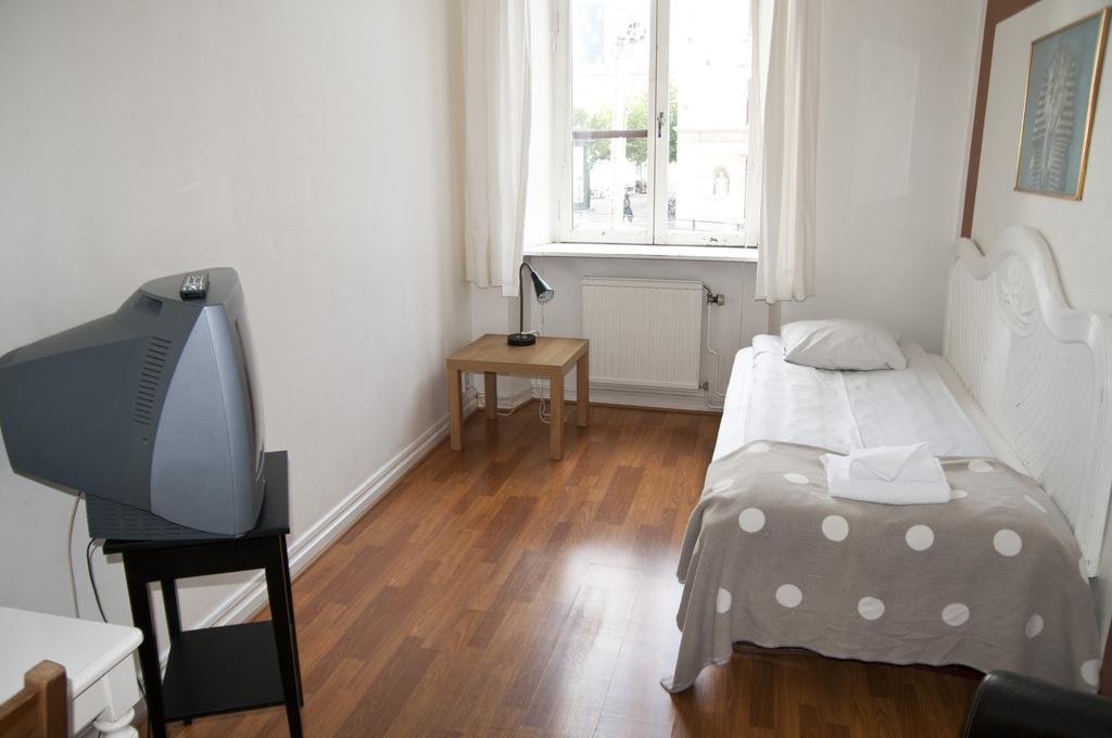 גטבורג Hotel Pigalle חדר תמונה A typical bedroom at the hostel